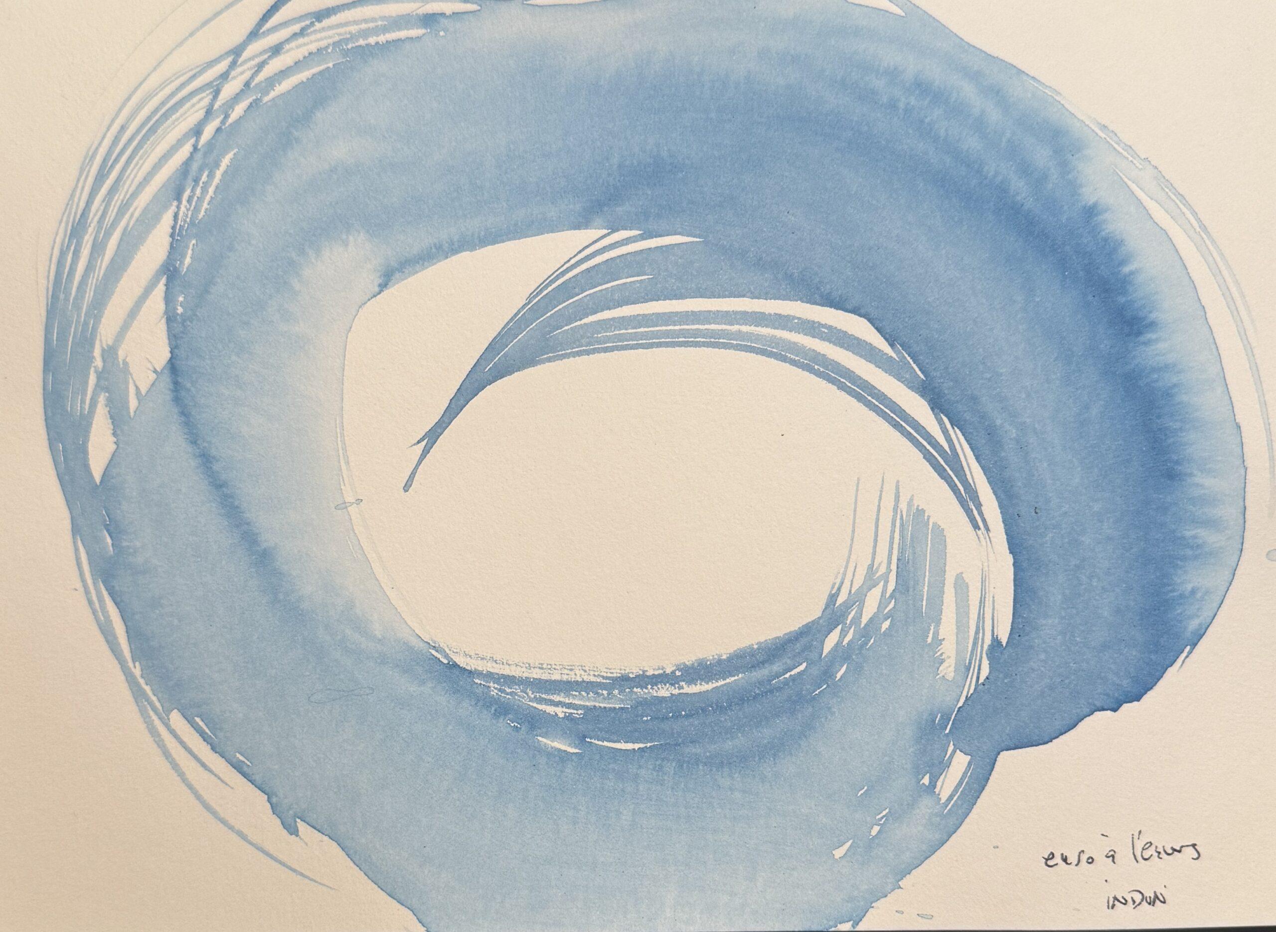 Blaue Aquarellmalerei in Form eines kreisförmigen, abstrakten Wirbels auf hellem Papier.