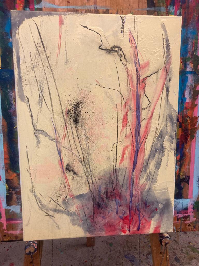 Abstrakte Malerei auf Leinwand mit feinen schwarzen, rosa und blauen Linien auf hellem Hintergrund.