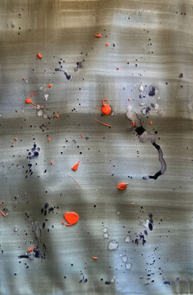 Abstrakte Malerei mit grauen, wellenförmigen Hintergründen und vereinzelten orangefarbenen Farbspritzern sowie dunklen Tintenklecksen.