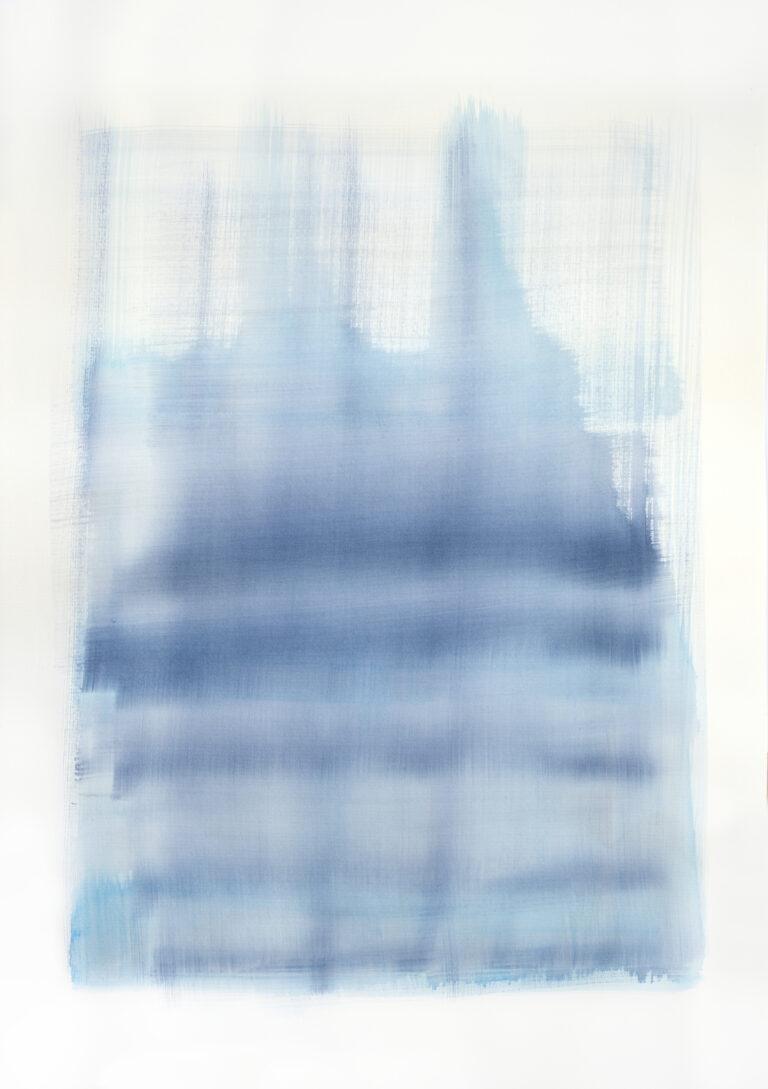 Abstrakte Aquarellmalerei mit verschiedenen Blautönen und horizontalen sowie vertikalen Pinselstrichen auf weißem Hintergrund.