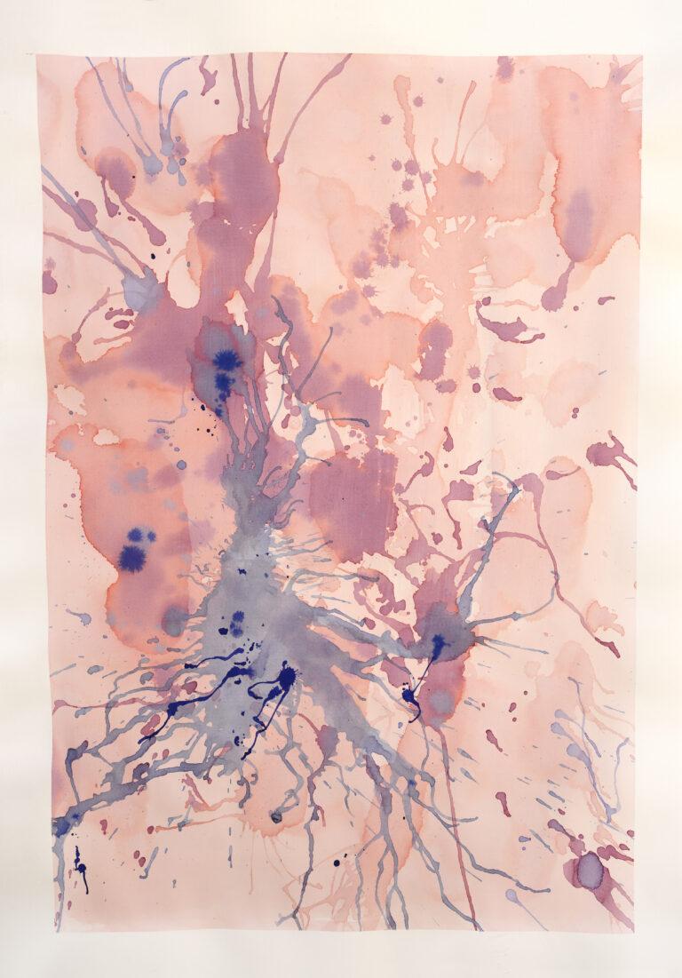 Abstrakte Aquarellmalerei in Rosa- und Violetttönen mit dynamischen Farbspritzern und fließenden Linien auf hellem Hintergrund.